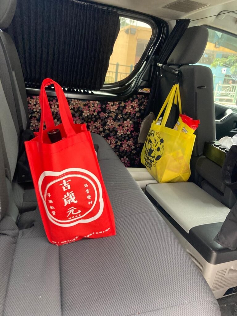 裝著清酒的吉歲元袋子在客人車子的後排座位上
（客人開車過來美基工業大廈取清酒）
