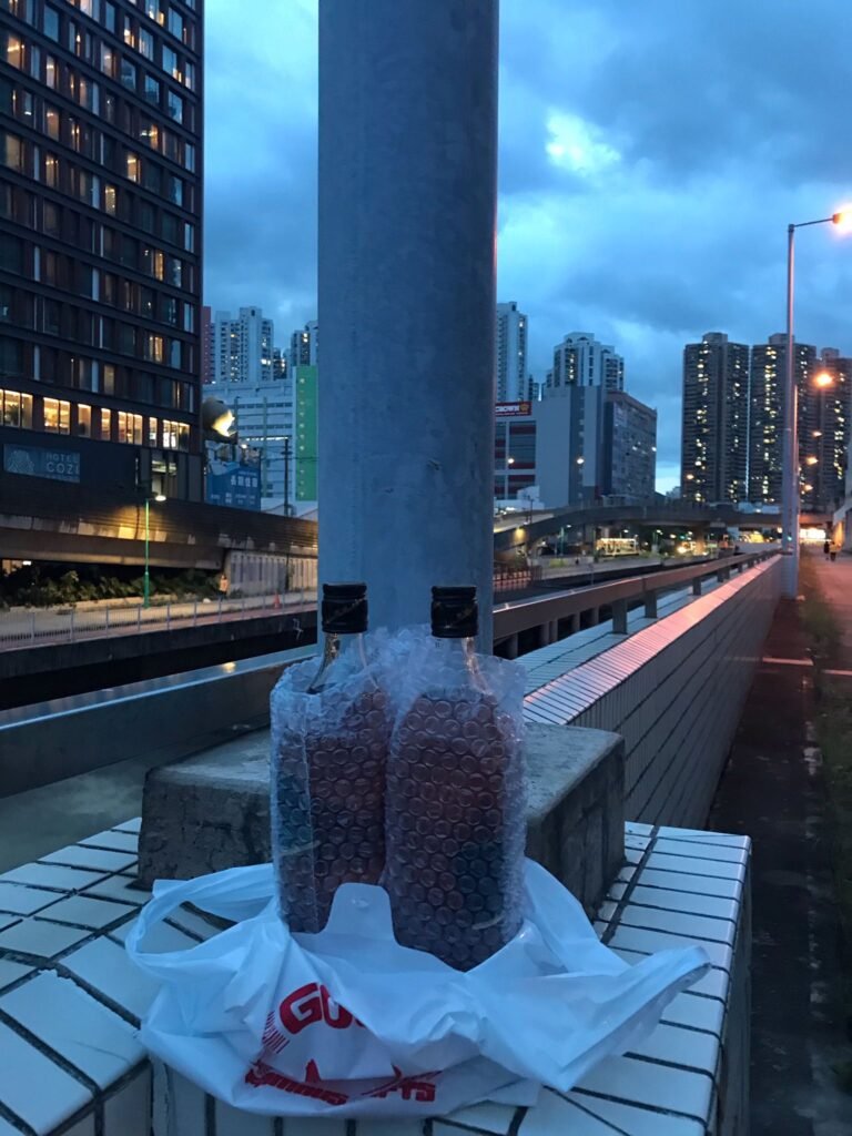 客人要求在
屯門西鐵站旁邊的屯門河交收
太有趣了