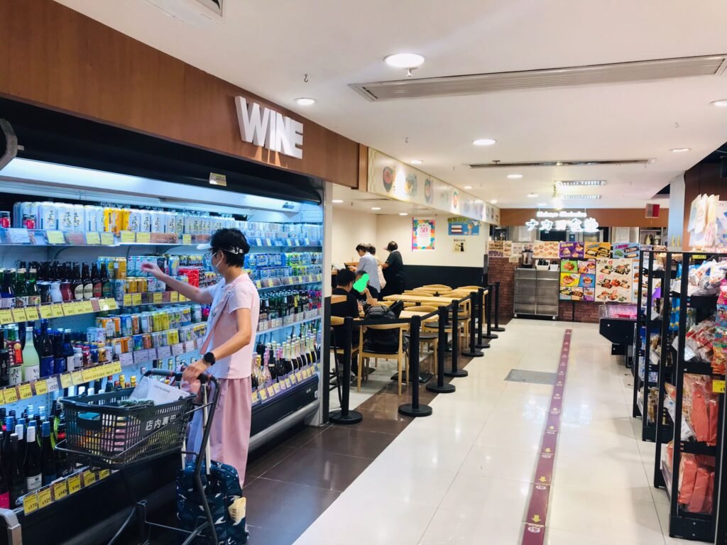 屯門Aeon超市中，與清酒冷藏櫃緊貼的食堂